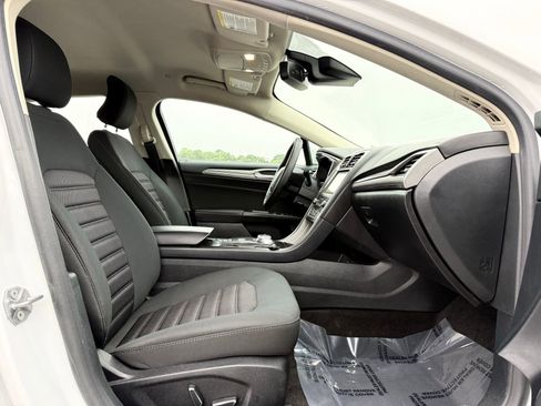 Used 2019 Ford Fusion SE FWD image 19