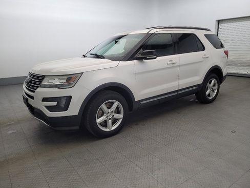 Used 2016 Ford Explorer XLT image 2