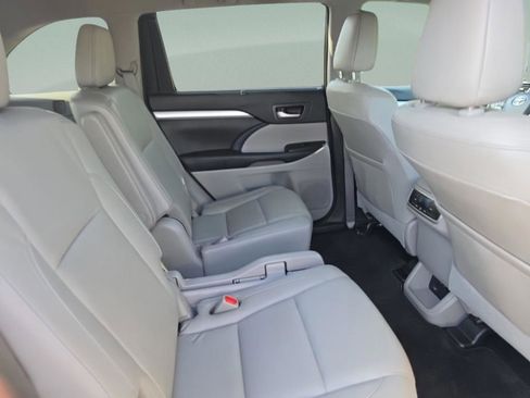 Used 2017 Toyota Highlander XLE FWD image 26