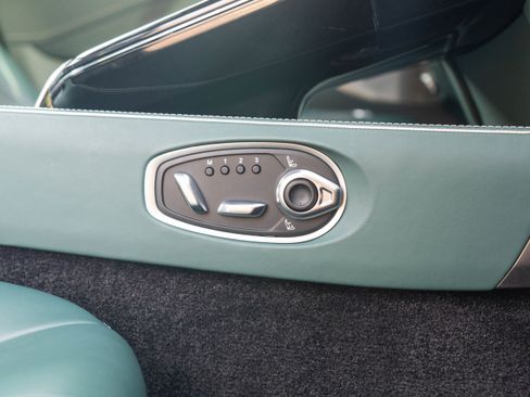 Used 2025 Aston Martin V8 Vantage Coupe image 23