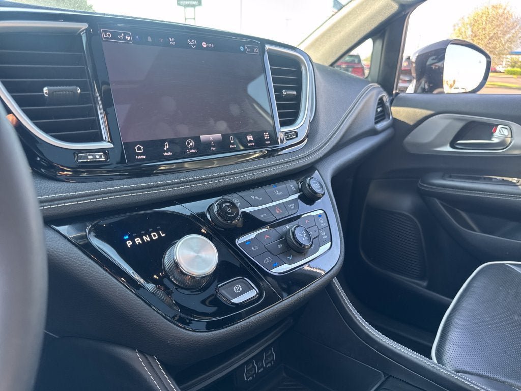 Used 2025 Chrysler Pacifica Limited FWD image 21