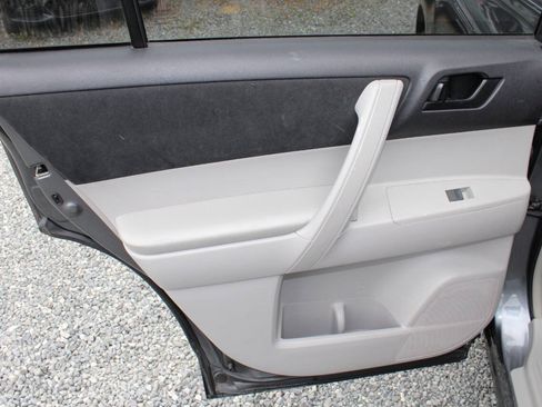 Used 2011 Toyota Highlander 4WD w/ Tow Pkg image 21