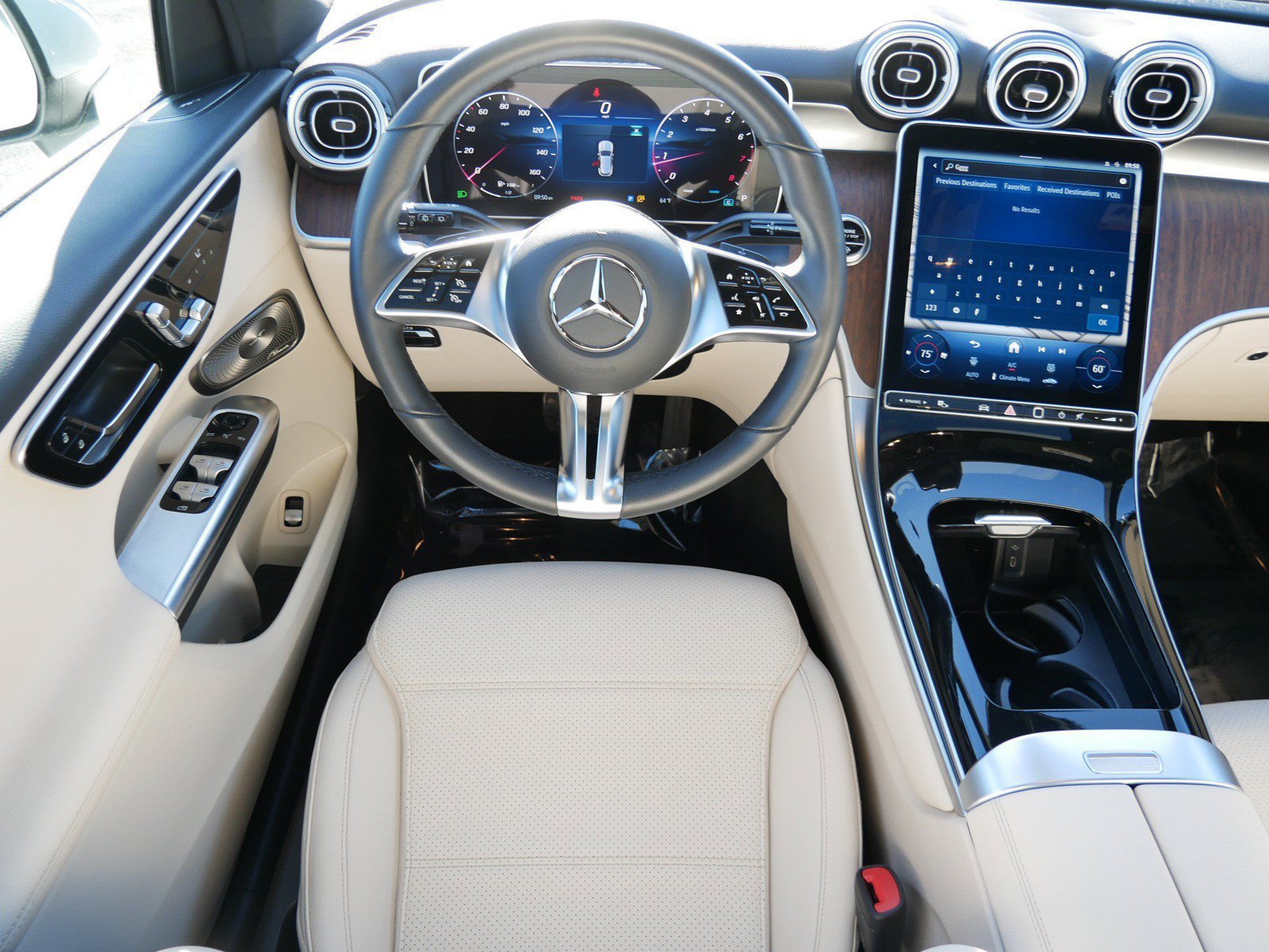 Used 2025 Mercedes-Benz GLC 300 4MATIC image 13