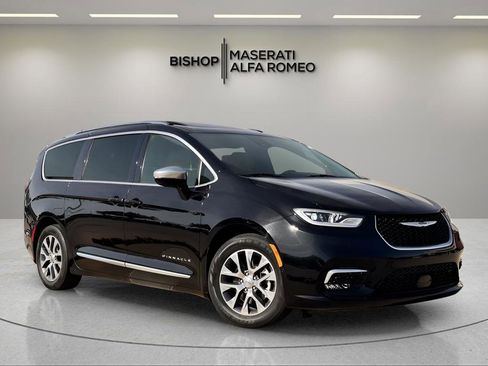 Used 2025 Chrysler Pacifica Pinnacle image 1