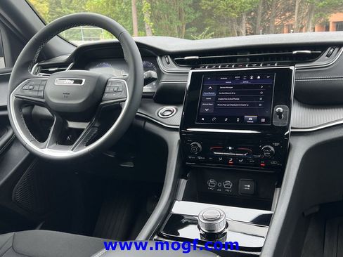 Used 2024 Jeep Grand Cherokee L Laredo AWD/4WD image 6