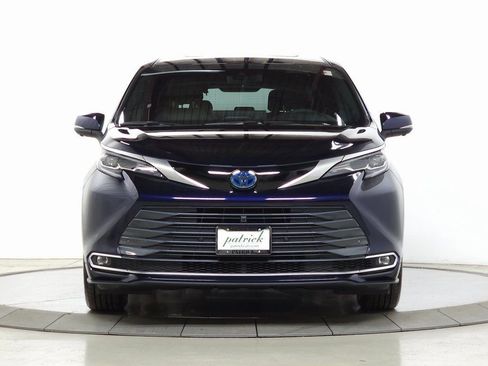 Used 2025 Toyota Sienna Platinum image 2