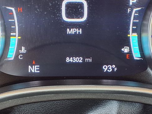 Used 2021 Chrysler Pacifica Touring-L FWD image 26