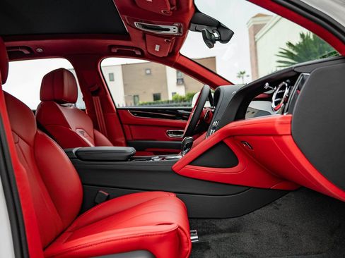 Used 2025 Bentley Bentayga image 27