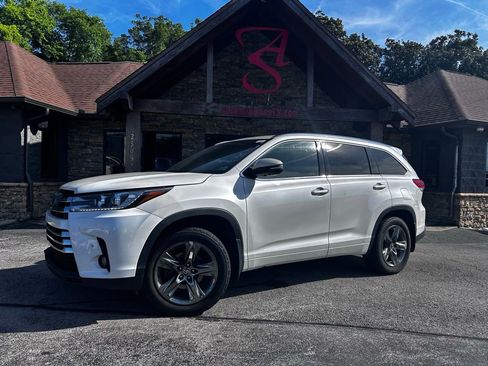 Used 2017 Toyota Highlander Limited Platinum AWD/4WD image 2