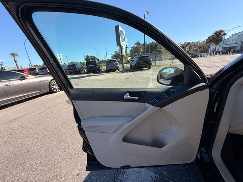 Used 2013 Volkswagen Tiguan S image 16