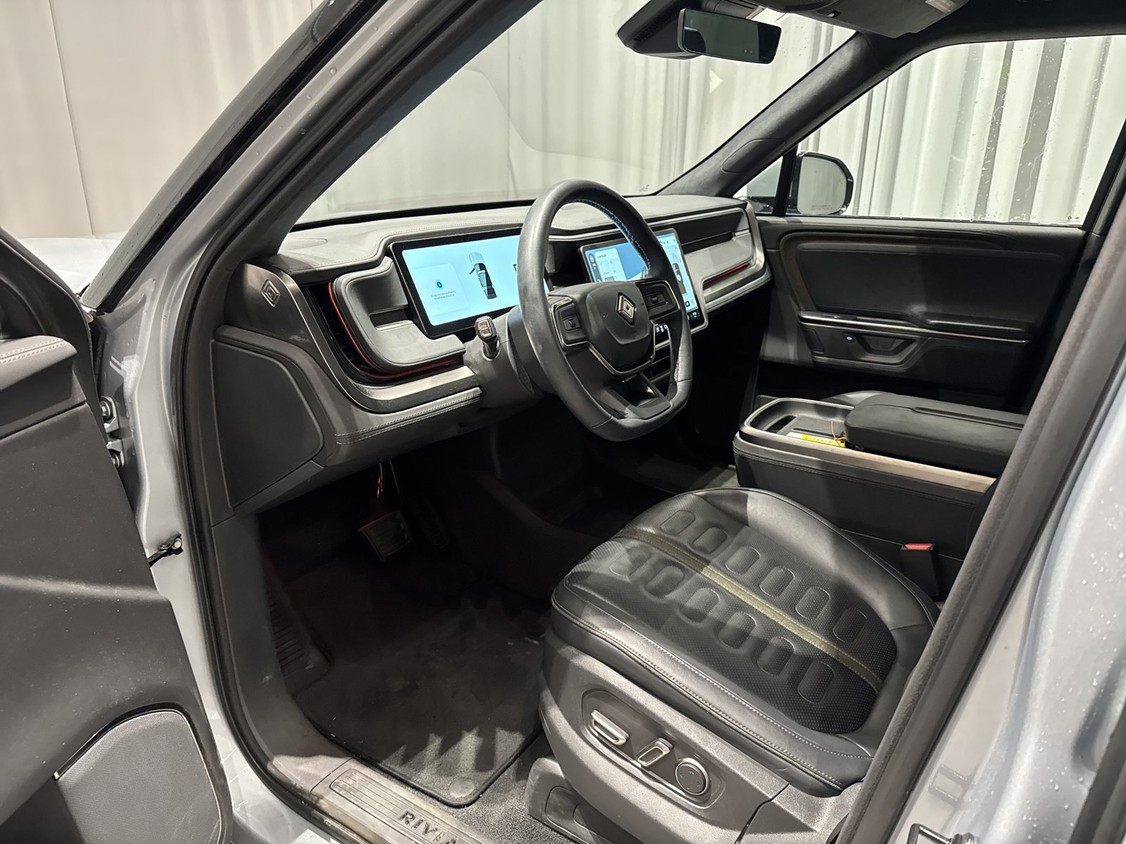 Used 2025 Rivian R1S Adventure Dual AWD/4WD image 17