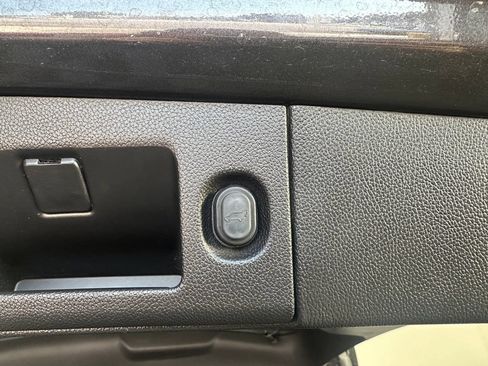 Used 2018 Cadillac Escalade Luxury w/ LPO, Radiant Package AWD/4WD image 9