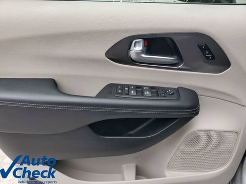 Used 2024 Chrysler Pacifica Touring-L FWD image 19