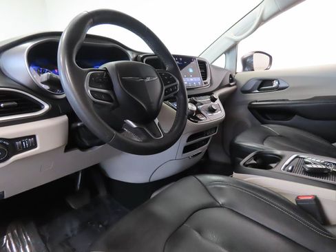 Used 2022 Chrysler Pacifica Touring-L FWD image 7