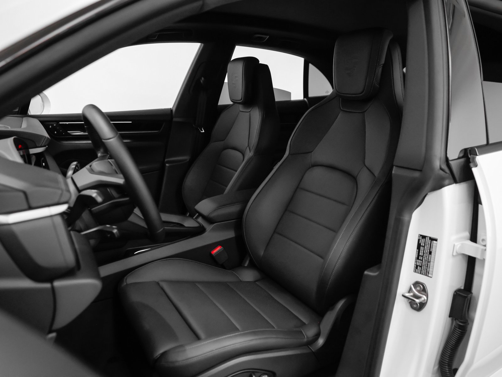 Certified 2025 Porsche Macan 4S Electric AWD/4WD image 5