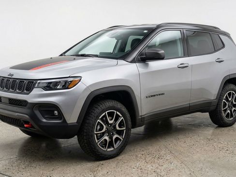 Used 2025 Jeep Compass Trailhawk AWD/4WD image 3