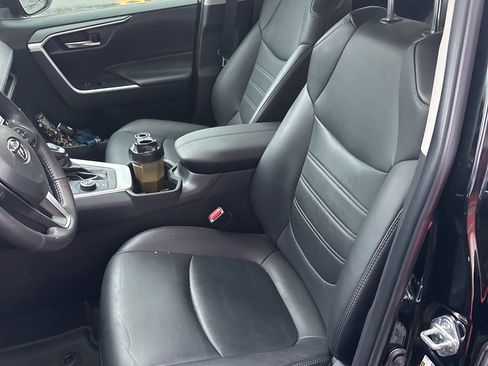 Used 2022 Toyota RAV4 XLE Premium image 21