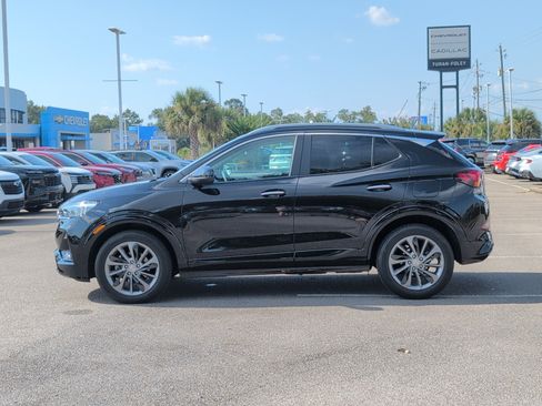 Used 2022 Buick Encore GX Select w/ Sport Touring Package FWD image 2