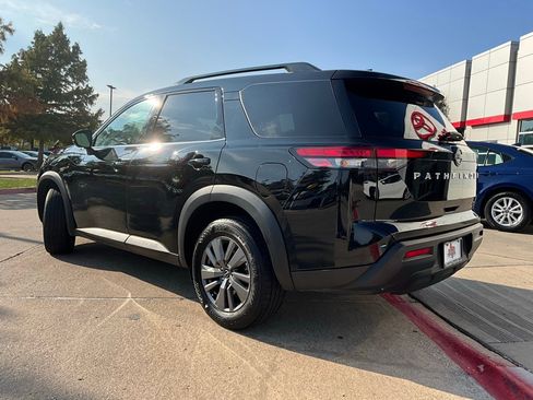 Used 2024 Nissan Pathfinder SV image 8