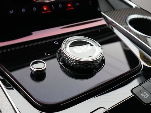 Certified 2025 Cadillac Escalade ESV V AWD/4WD image 33
