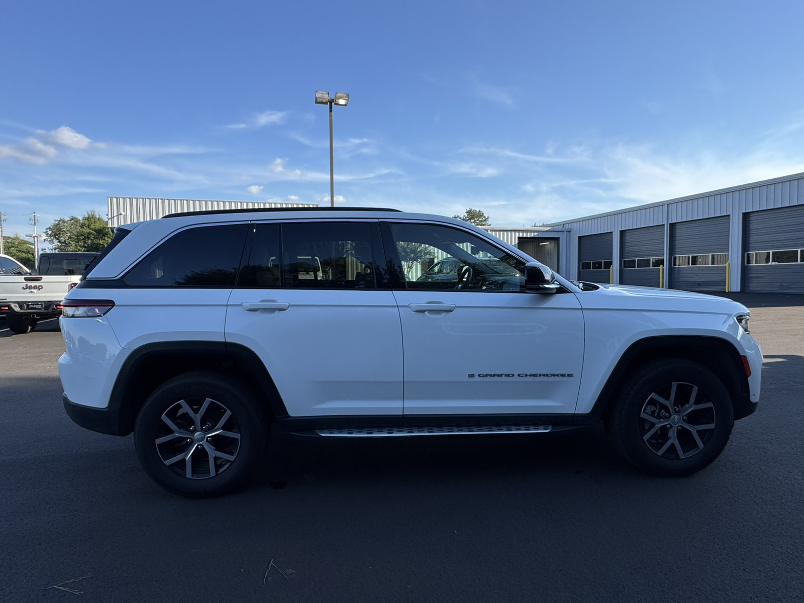 Used 2025 Jeep Grand Cherokee Limited w/ Luxury Tech Group II RWD image 4