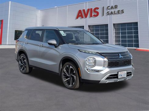 Used 2024 Mitsubishi Outlander SE image 3