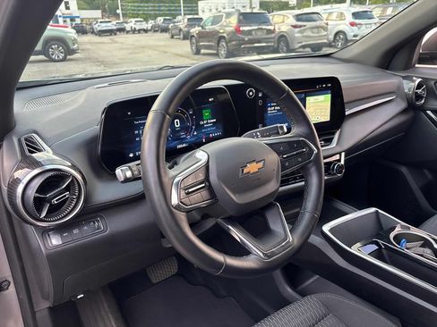 Used 2025 Chevrolet Equinox LT AWD/4WD image 3
