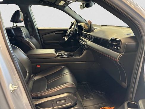 Used 2025 Honda Pilot TrailSport image 16