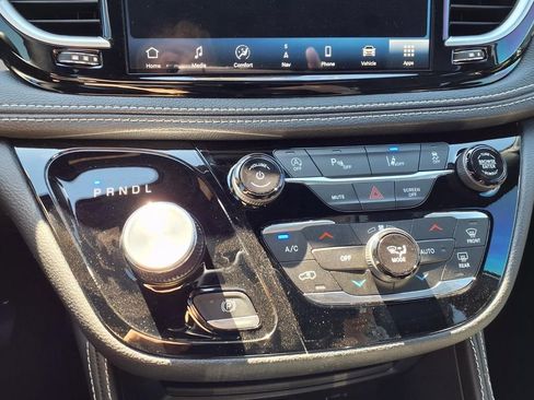 New 2026 Chrysler Pacifica Limited w/ S Appearance Package FWD image 9