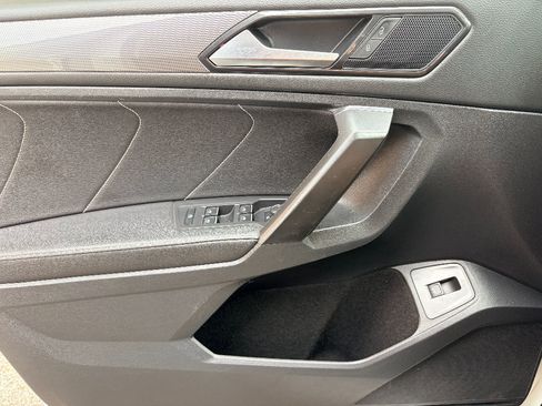 Used 2022 Volkswagen Tiguan SE w/ Panoramic Sunroof Package FWD image 10