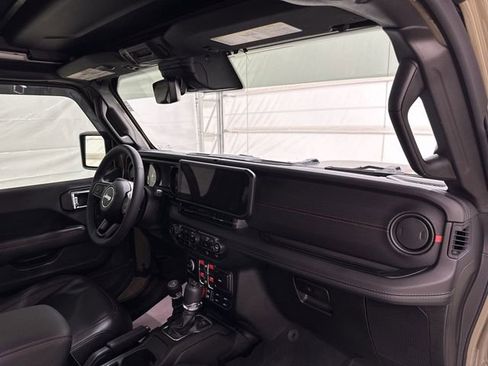 Used 2025 Jeep Wrangler Unlimited Rubicon AWD/4WD image 29
