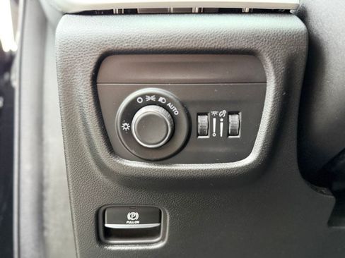 Used 2023 Jeep Grand Cherokee L Altitude AWD/4WD image 22