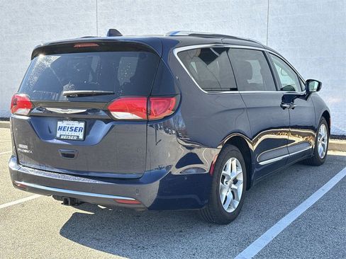 Used 2017 Chrysler Pacifica Touring-L Plus image 13