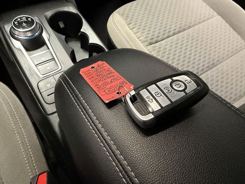 Used 2022 Ford Escape SE w/ SE Sport Appearance Package image 15