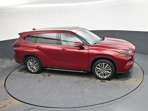 Used 2023 Toyota Highlander Platinum image 30