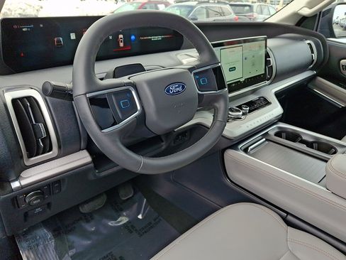 Used 2025 Ford Expedition Active image 17