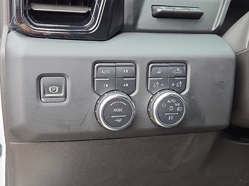 Used 2024 GMC Sierra 1500 AT4 w/ Technology Package AWD/4WD image 26