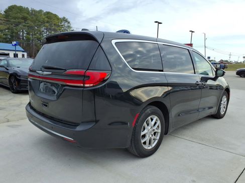 Used 2023 Chrysler Pacifica Touring-L image 5
