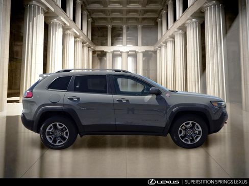 Used 2019 Jeep Cherokee Trailhawk w/ Cold Weather Group AWD/4WD image 3