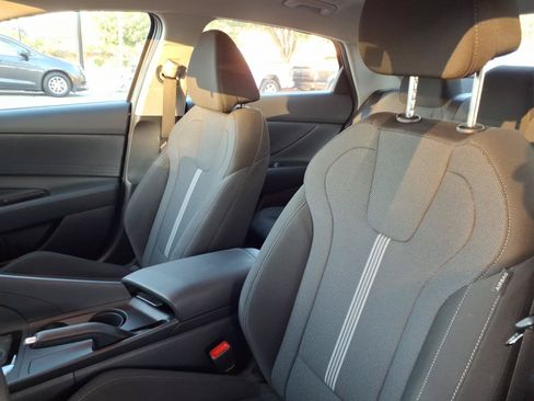 Used 2025 Hyundai Elantra SE FWD image 11