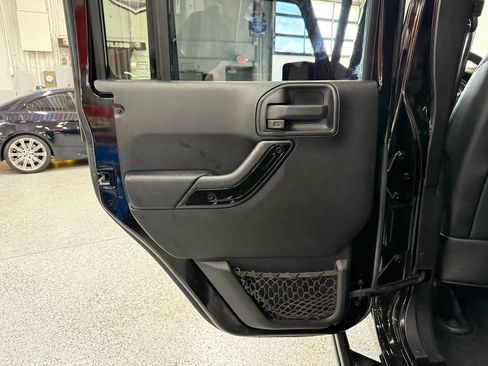 Used 2016 Jeep Wrangler Unlimited Sahara image 13
