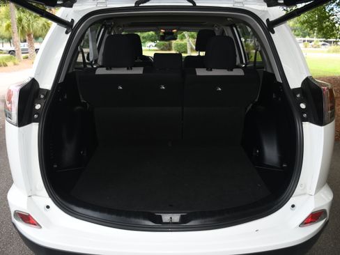 Used 2018 Toyota RAV4 XLE FWD image 17