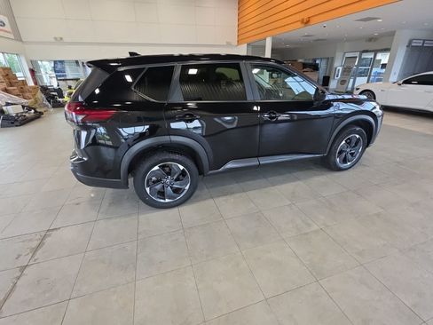 Used 2024 Nissan Rogue SV AWD/4WD image 9