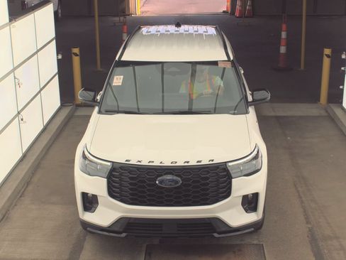 Used 2025 Ford Explorer ST-Line AWD/4WD image 2
