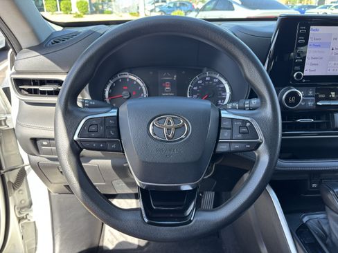 Used 2021 Toyota Highlander L FWD image 24