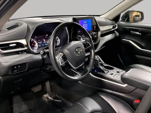 Used 2023 Toyota Highlander XLE AWD/4WD image 18