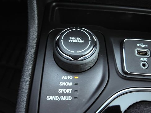 Used 2020 Jeep Cherokee Latitude Plus image 6