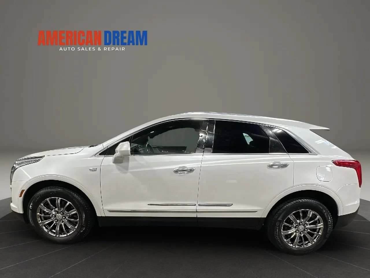 Used 2017 Cadillac XT5 Luxury w/ Driver Awareness Package AWD/4WD image 2