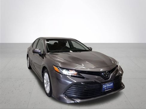 Used 2018 Toyota Camry LE FWD image 4