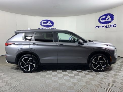 Used 2024 Mitsubishi Outlander SE image 2
